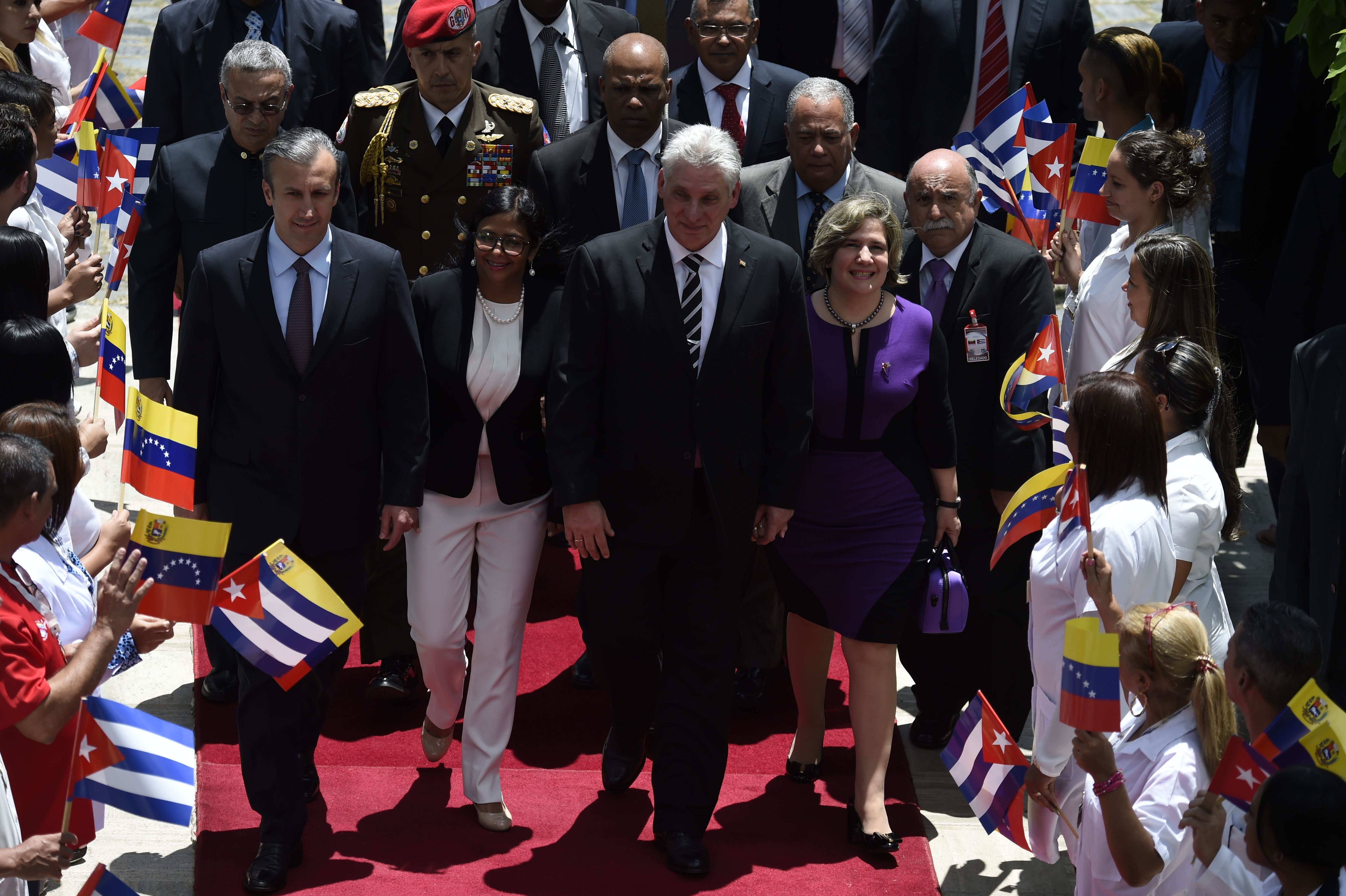Presidente de Cuba visita Venezuela para apoyar a Maduro tras polémica elección