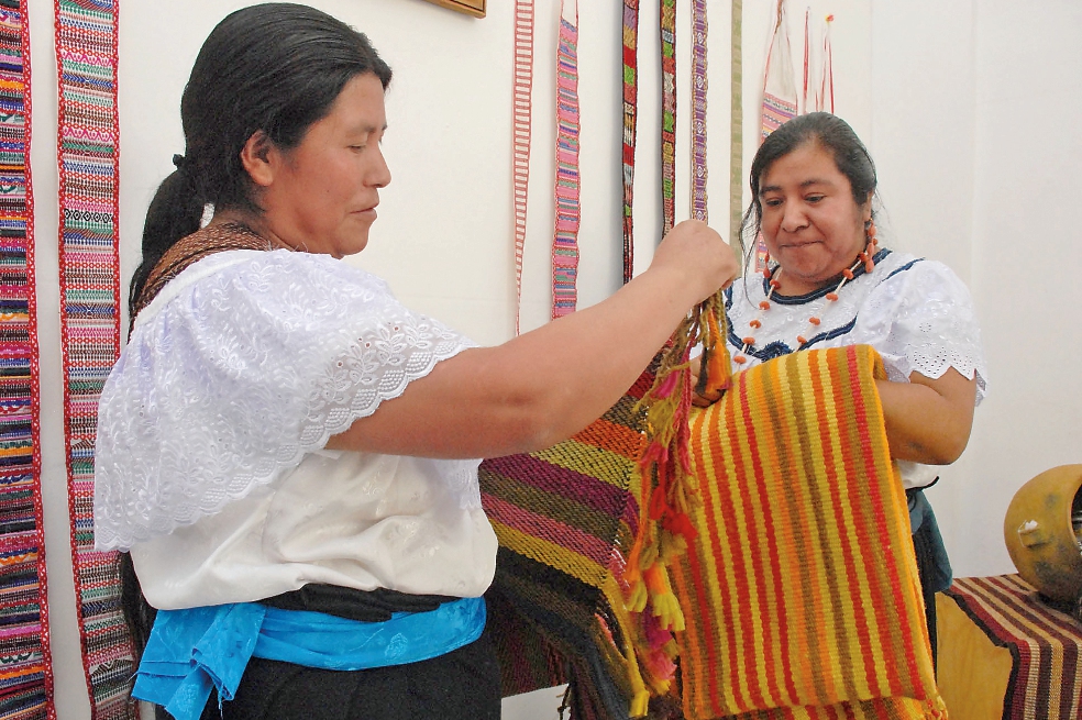 Mujeres indígenas ganan concurso nacional de rebozos