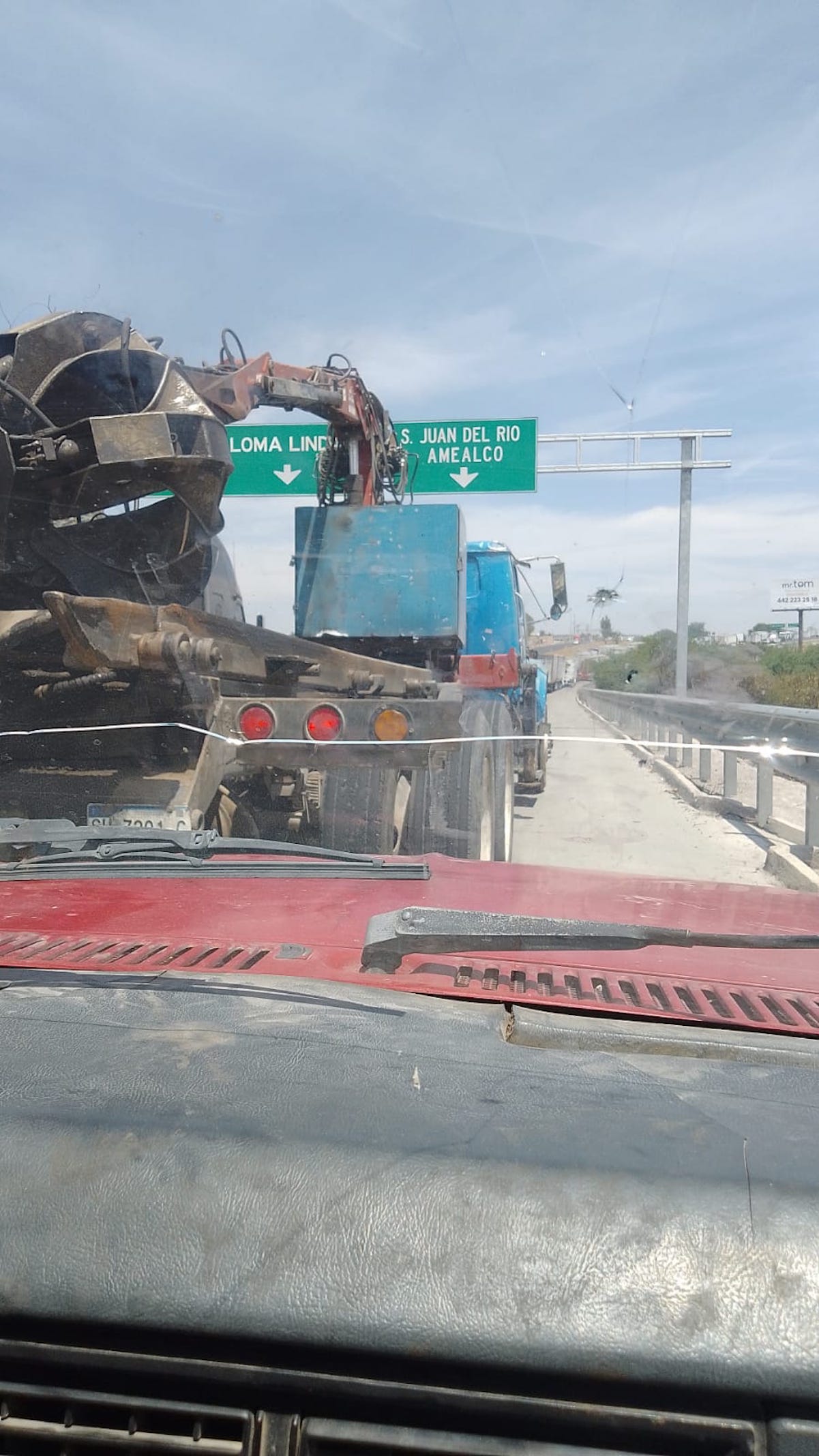 Accidente de tráileres mantiene bloqueada la autopista México-Querétaro 