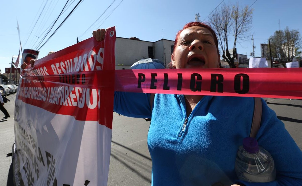 Familiares de víctimas de feminicidio protestan en explanada de la FGJEM