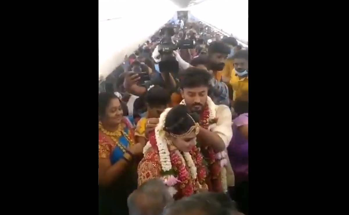 Masiva boda en pleno vuelo sin medidas antiCovid, desata investigación en la India