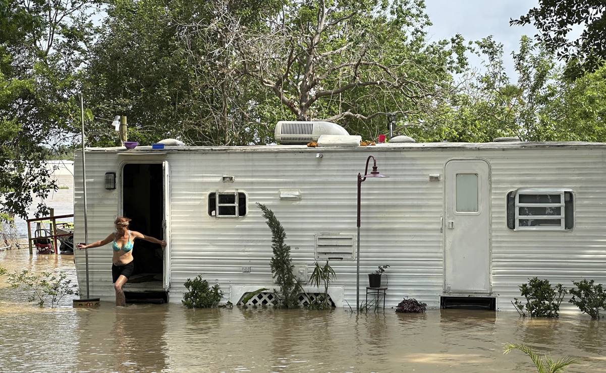 Habitantes de Houston son evacuados tras fuertes lluvias 