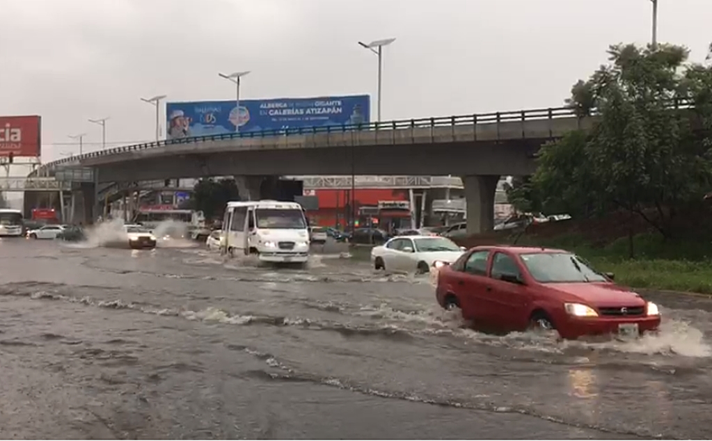 VIDEO: Lluvias en Valle de México causan inundación en lateral del Boulevard Manuel Ávila Camacho