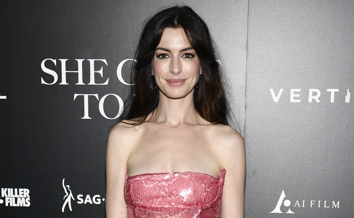 Anne Hathaway enamora con vestido de lentejuelas estilo Barbie con corte de raja