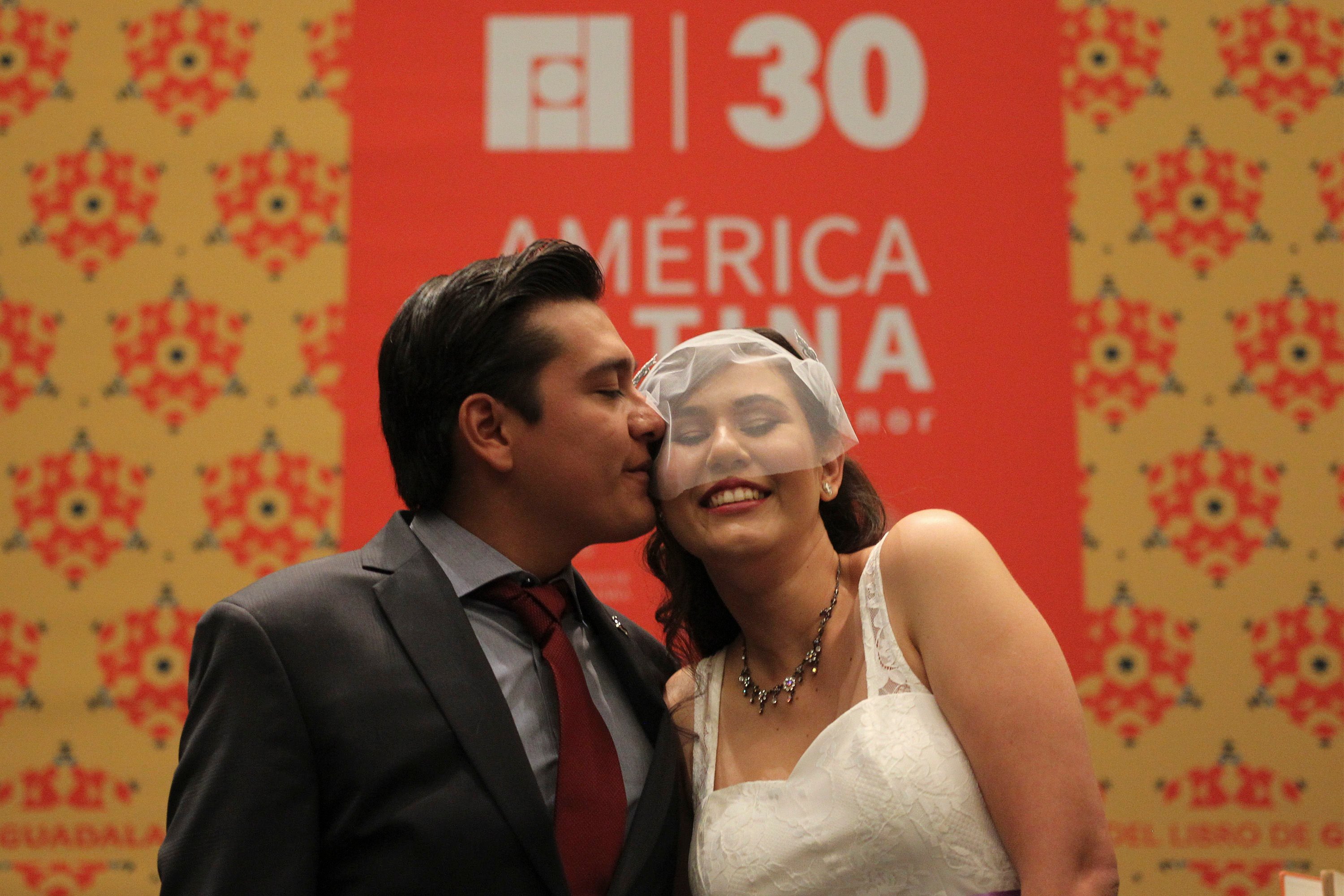 Jóvenes cumplen sueño y se casan en la FIL Guadalajara 