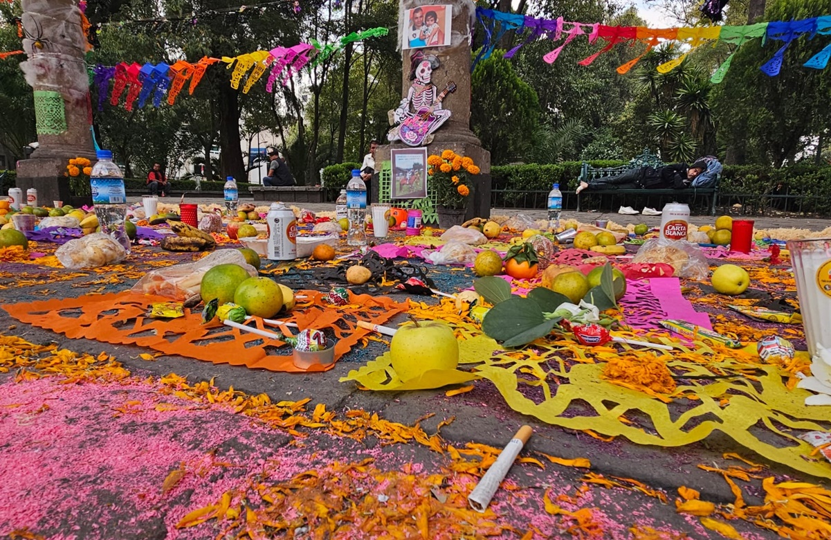 “Un día se la llevaron a un hotel y ya no regresó”; Sexoservidoras colocan ofrenda en el Jardín de San Fernando