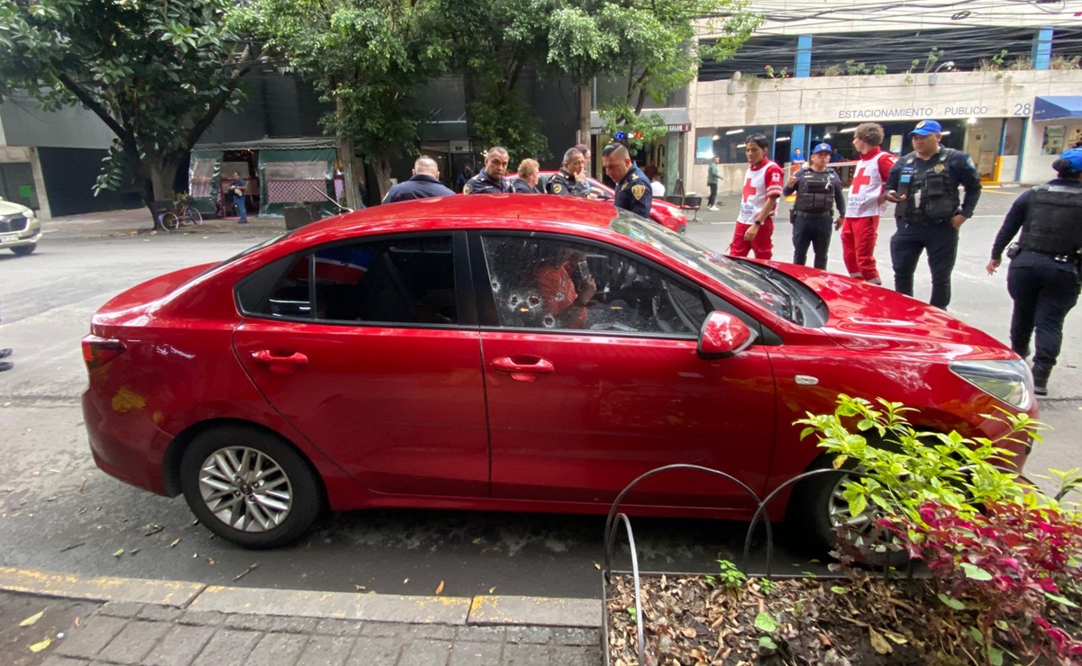 Balean a conductor en Circuito Interior mientras esperaba la luz verde del semáforo