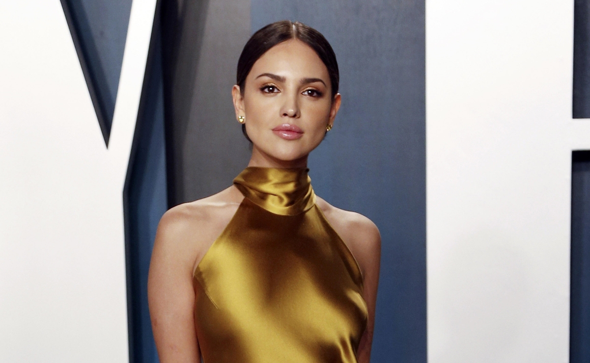 Eiza González, con vestido dorado en la fiesta de Vanity Fair