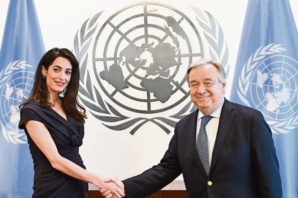 Amal Clooney va a la ONU; causa debate... por su pancita