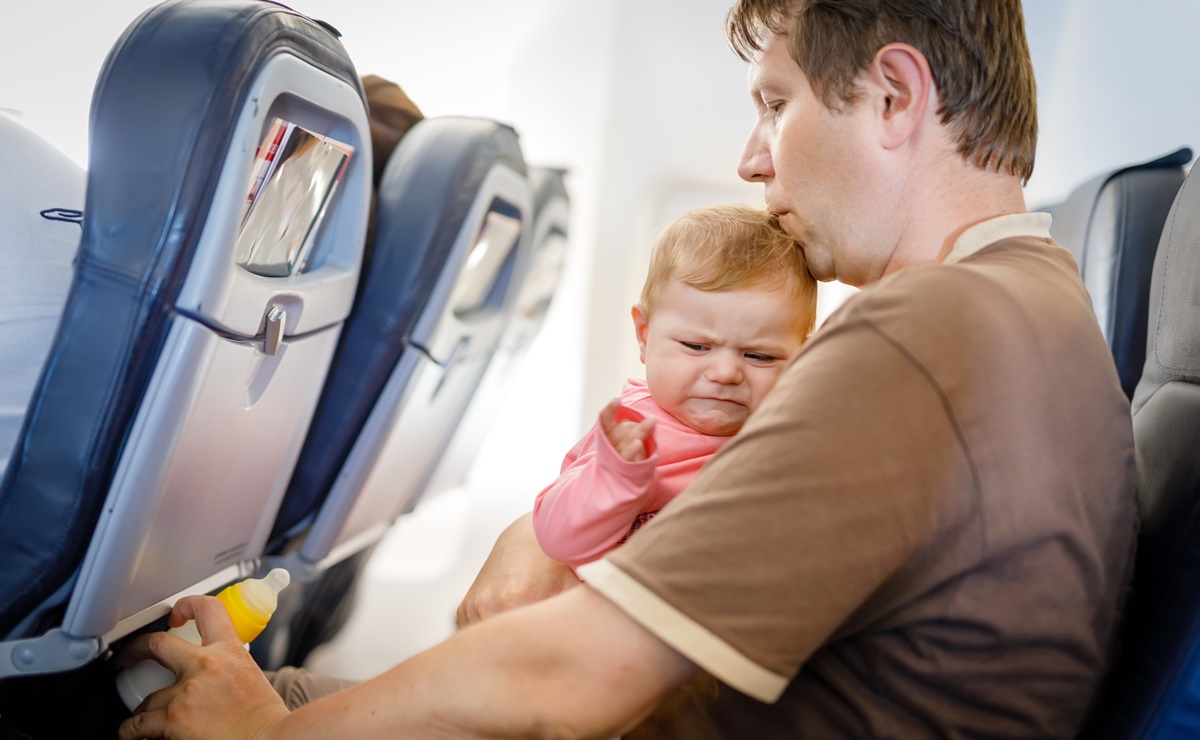 La razón por la que nunca deberías llevar a tu bebé en el regazo durante un vuelo