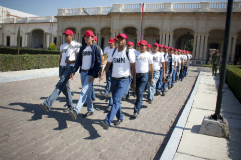 Obreros incumplen con cartilla militar