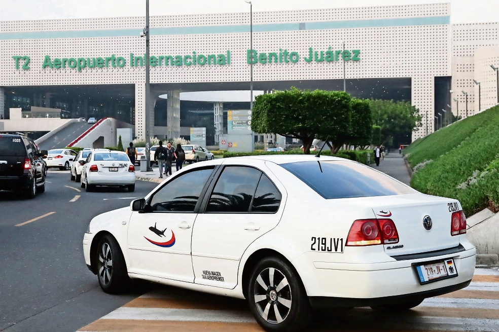 Cofece va contra monopolio de taxis en los aeropuertos