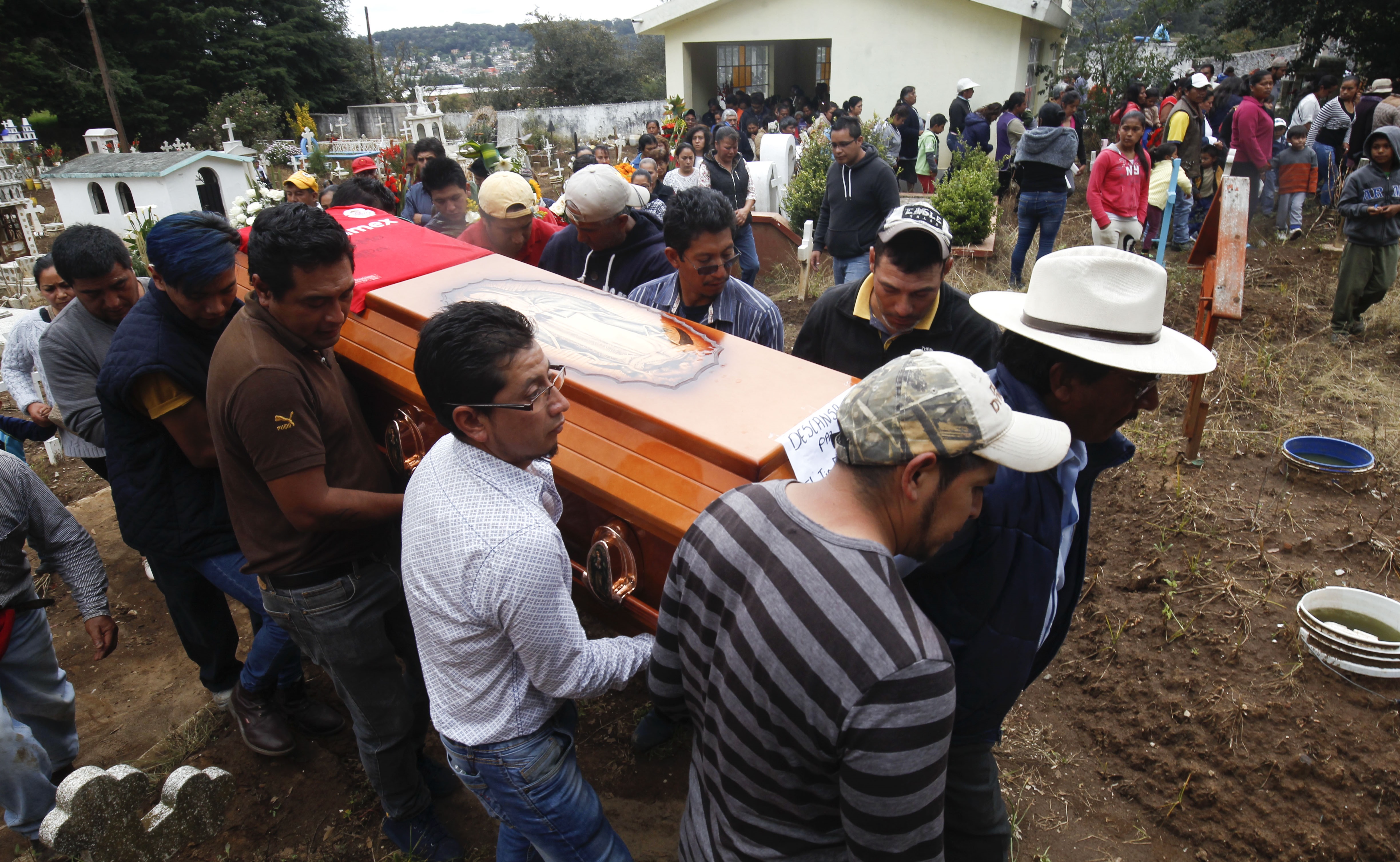 Crónica. Tras sismo, lo despiden con jersey de Diablos