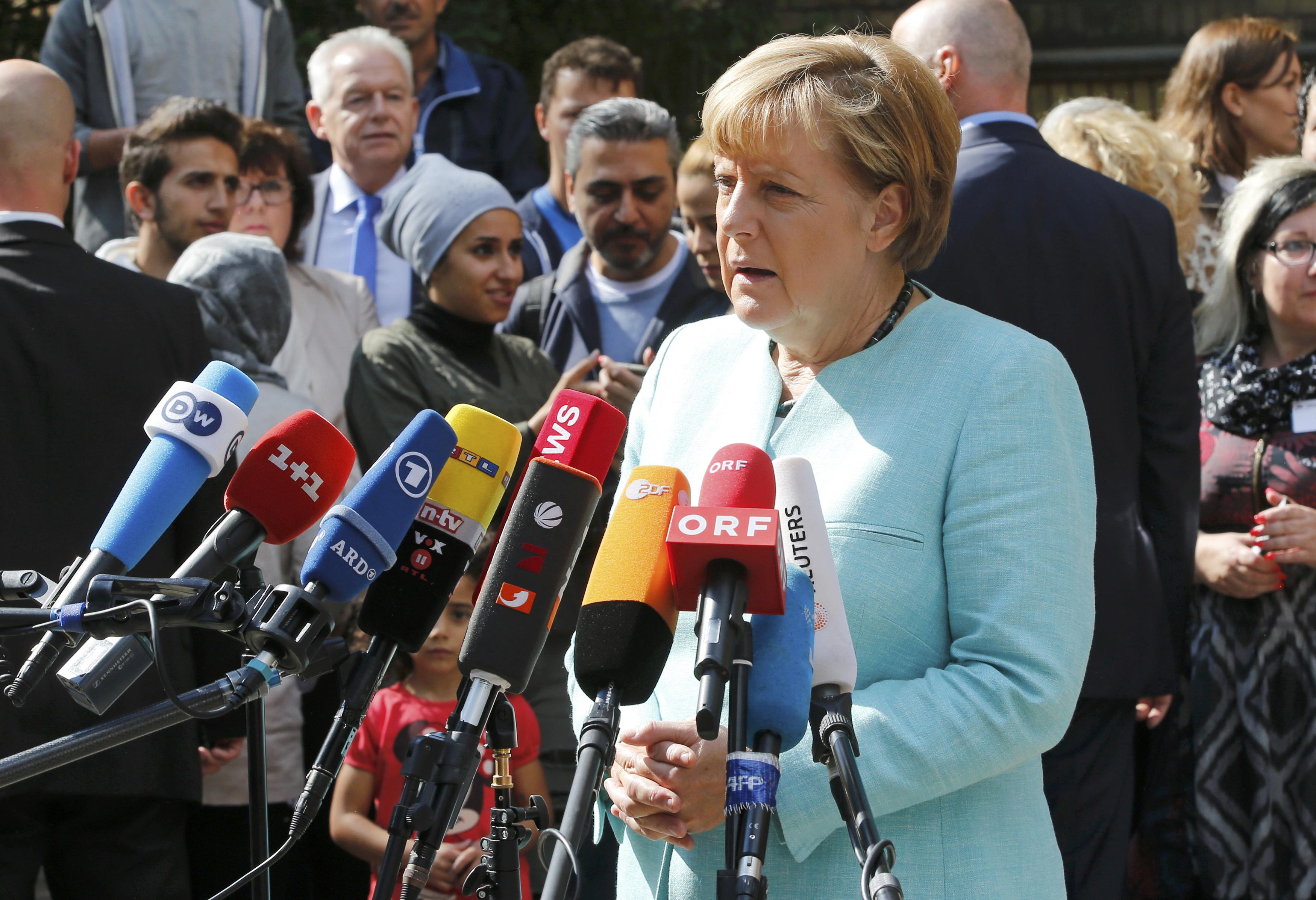Merkel pide a Facebook actuar contra usuarios xenófobos