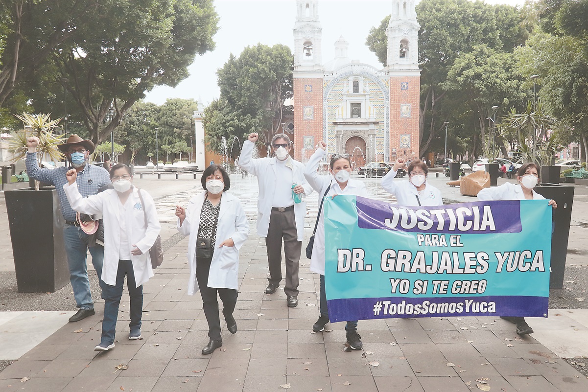 Exigen liberación del doctor Grajales