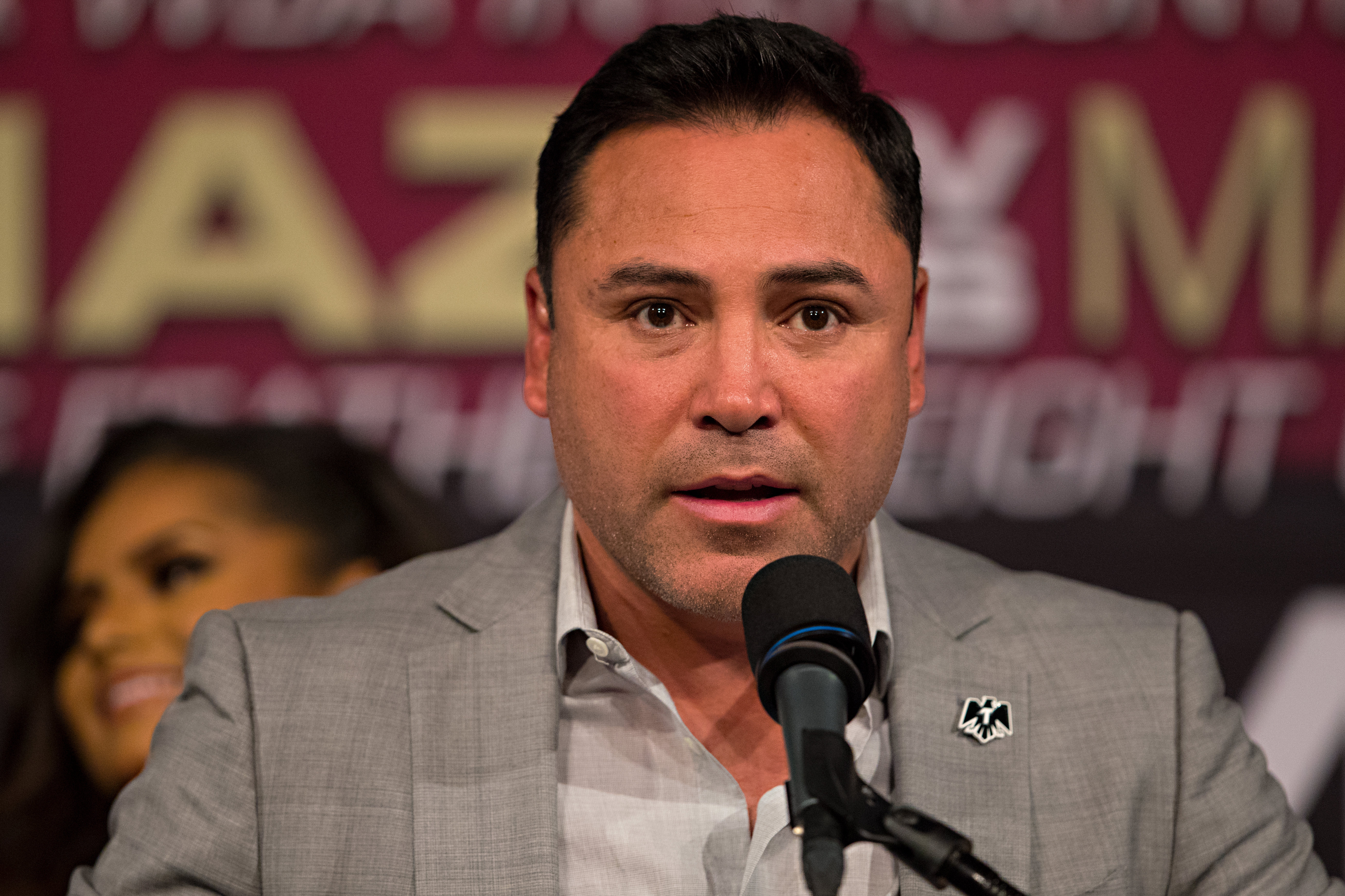 De la Hoya defiende la victoria del Canelo