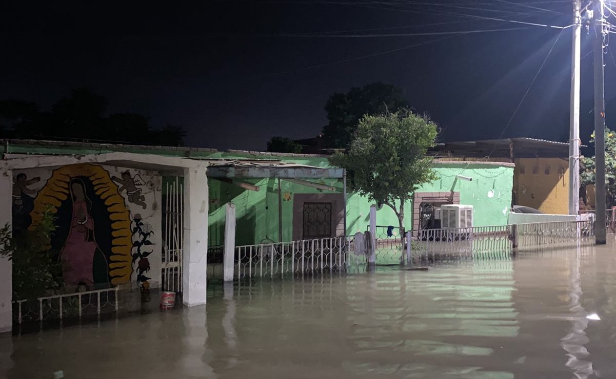 Se desborda canal de riego e inunda ejido de Gómez Palacio, Durango; cuatro casas colapsaron parcialmente