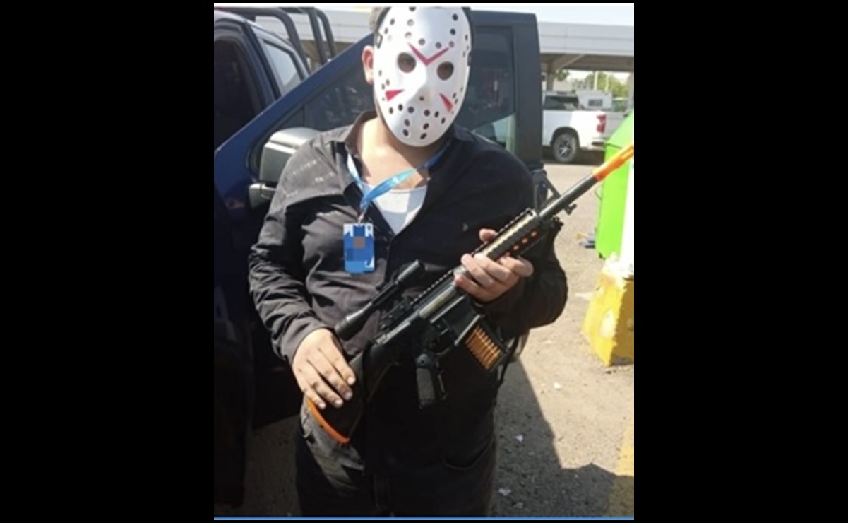 Detienen a joven con rifle de juguete y disfraz de Halloween en Sinaloa