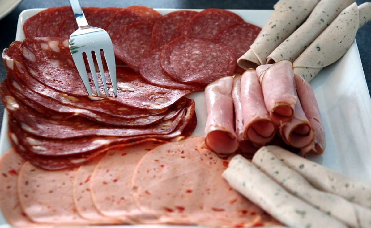 Alertan por brote de listeria en carnes frías; hay un muerto 