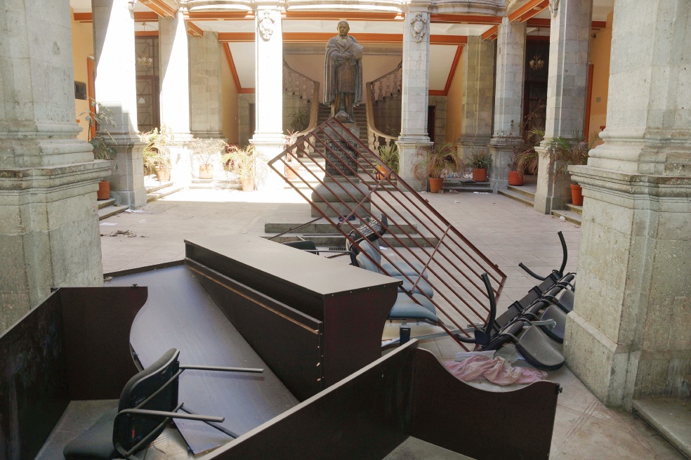 Universitarios recuperan edificio histórico vandalizado