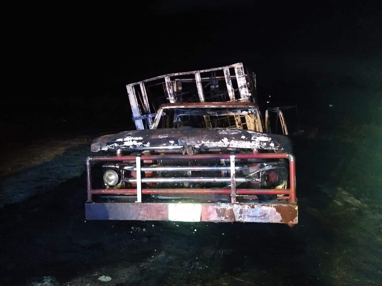 Se incendia camioneta cargada con supuesto huachicol en Acolman 
