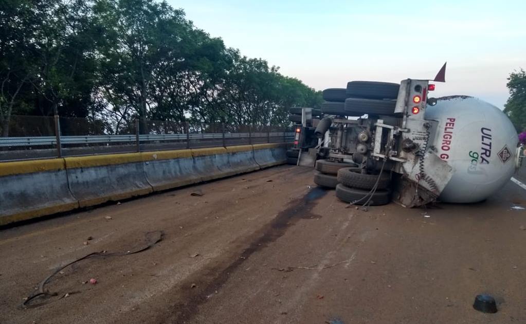 Cierran la México-Cuernavaca por accidente de pipa