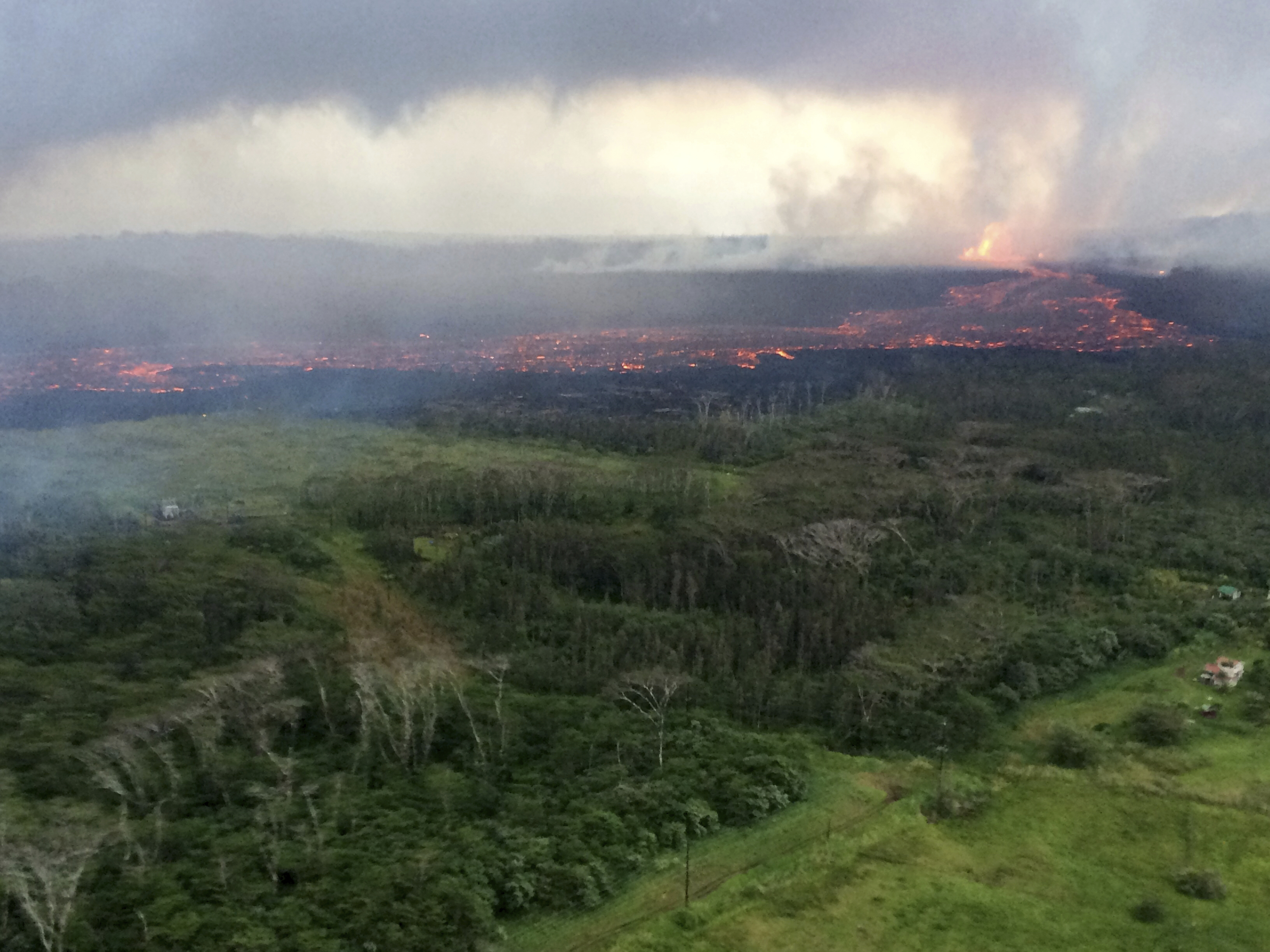 Avanzan ríos de lava en Hawái; autoridades piden evacuar más zonas