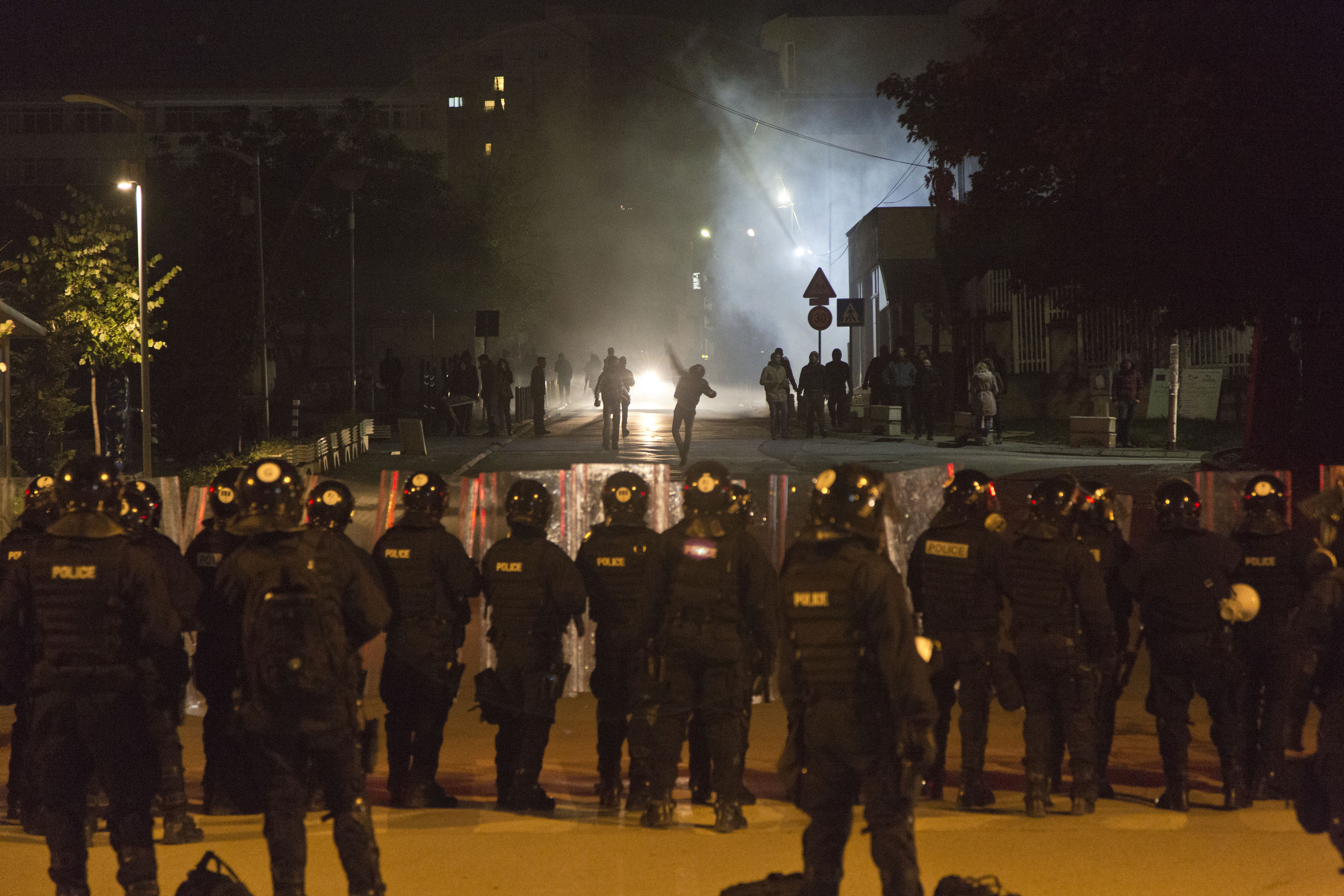 Manifestantes y policía chocan en Kosovo