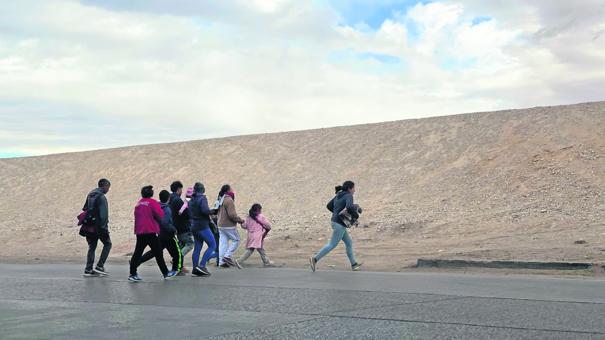 Migrantes ahora llegan a la frontera en taxis y camiones