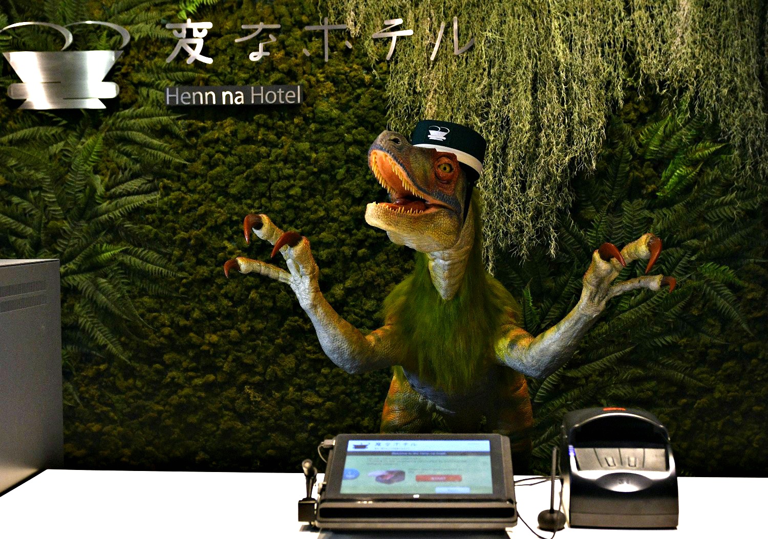 Dinosaurios, recepcionistas del primer hotel de robots