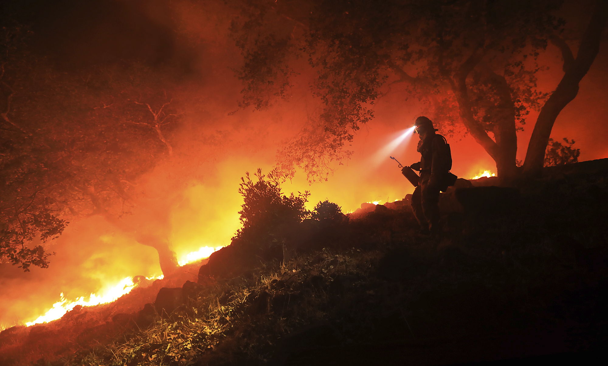 Suman 35 muertos y 100 mil evacuados por incendios en California