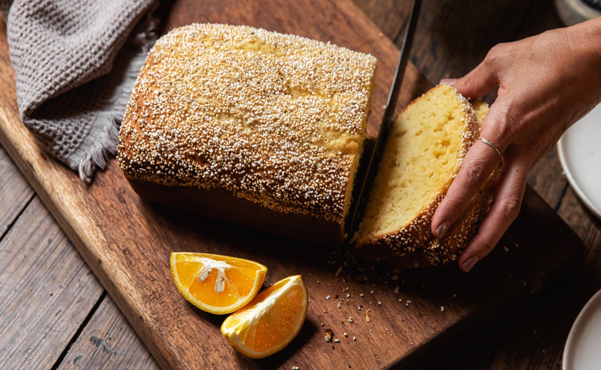 Hornea un rico panqué de naranja 