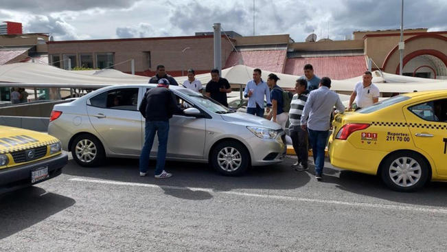 Taxistas queretanos acosan a conductores de apps