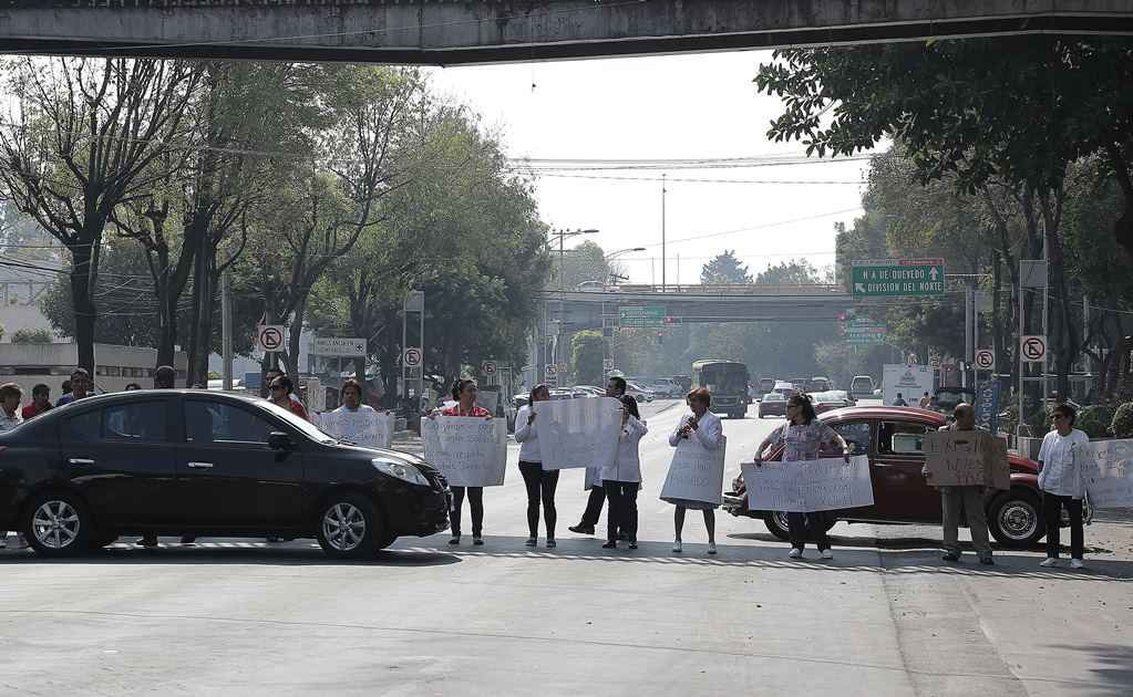 Anuncian médicos protestas contra despidos; exigen respeto a sus derechos y prestaciones