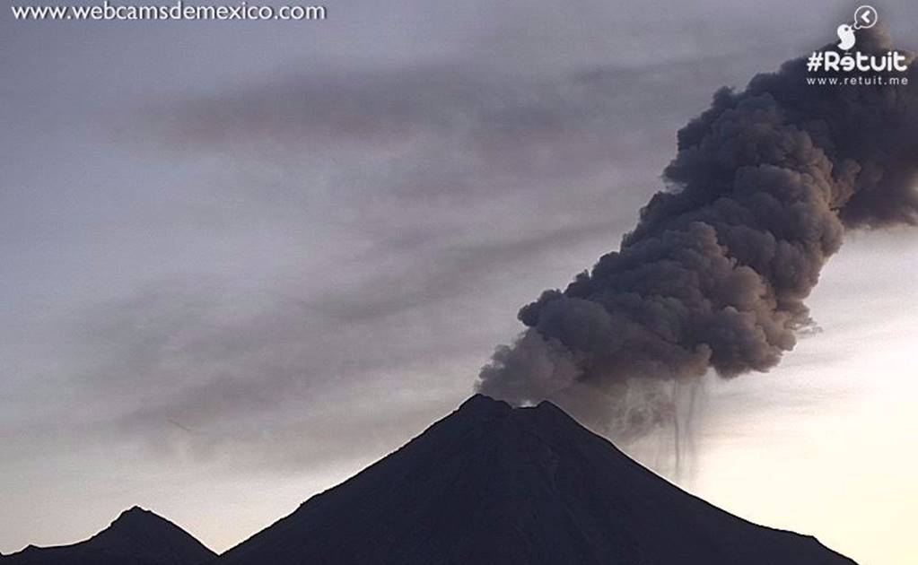 Volcán de Colima emite fumarola de dos mil metros
