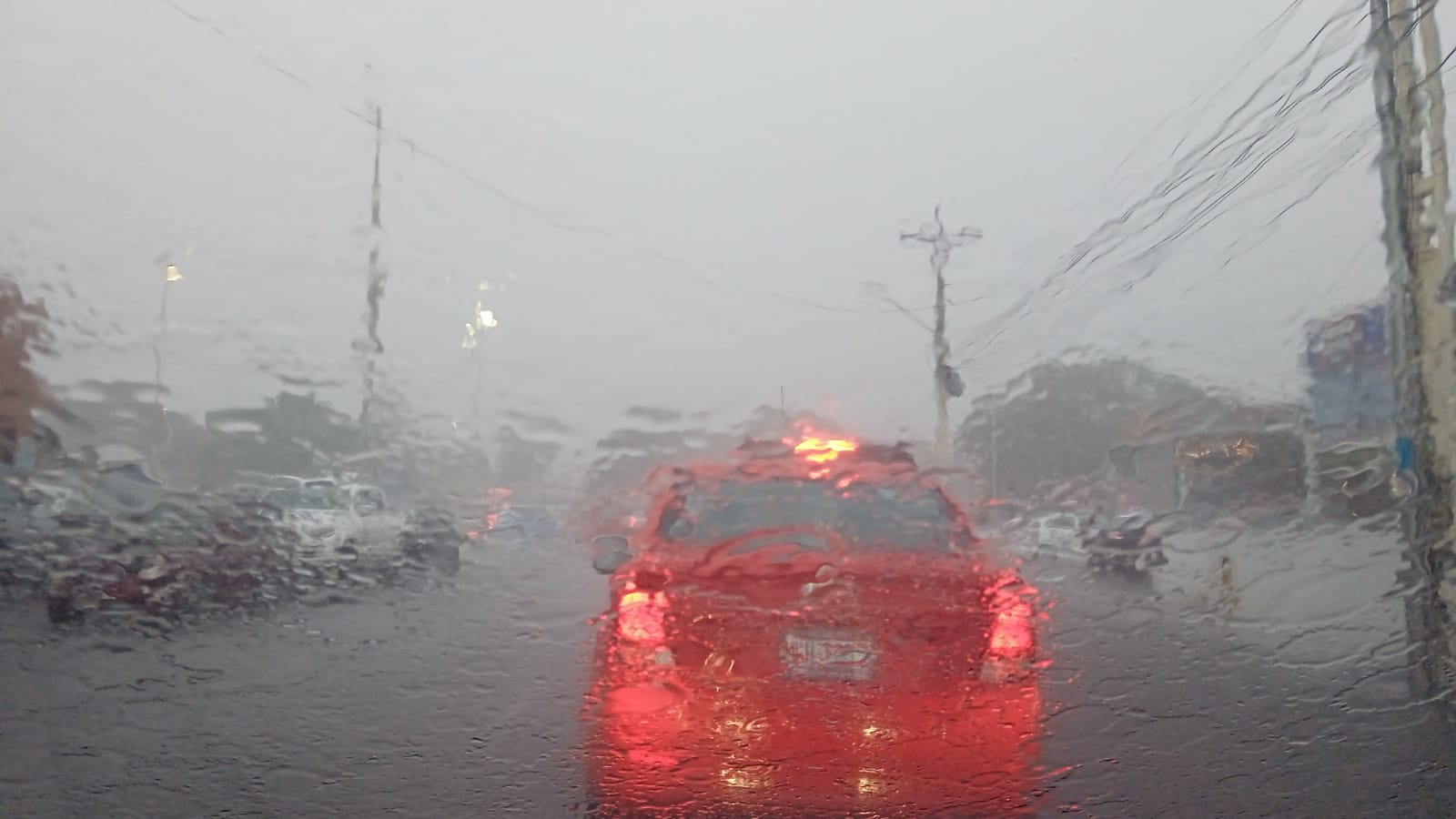 Lluvia desquicia la capital de Querétaro; deja inundaciones, encharcamientos y autos varados 
