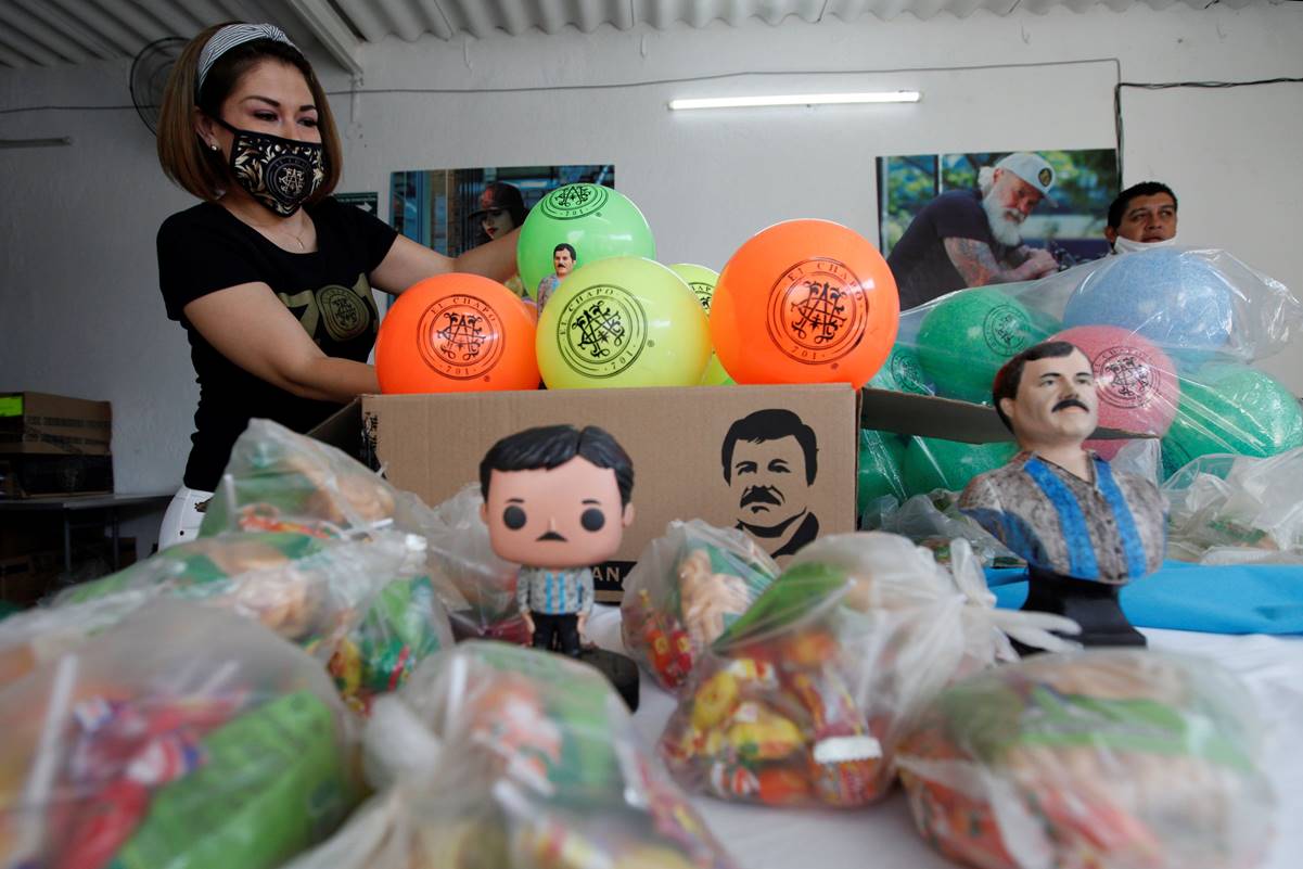 Hija de “El Chapo” regala juguetes con imagen del capo