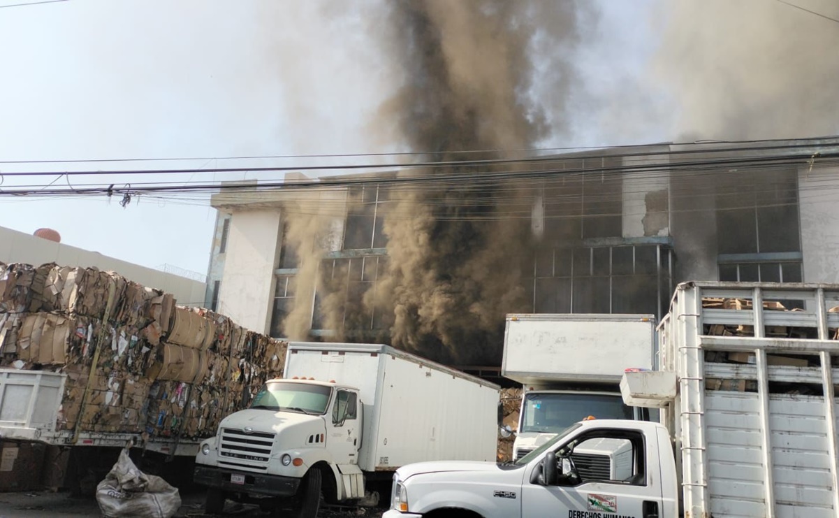 Sofocan incendio en fábrica de cartón en Tlalnepantla; humo alcanzó varios metros de altura en plena contingencia