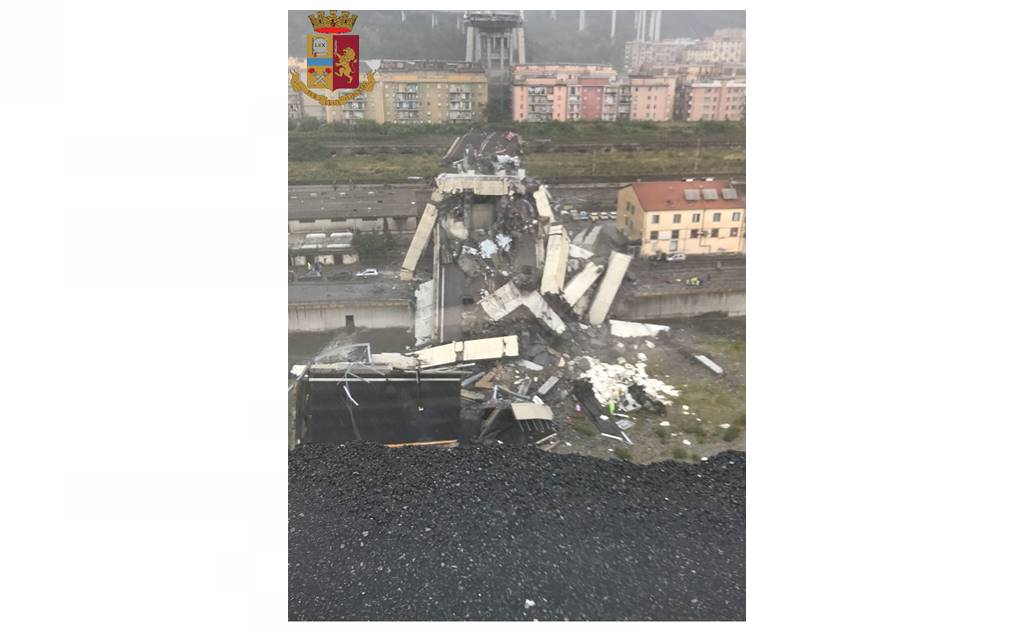 Se desploma un puente en Génova y varios vehículos caen al vacío