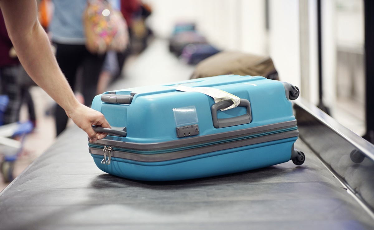 Evita robos o daños: consejos para viajar con objetos valiosos en el equipaje de avión