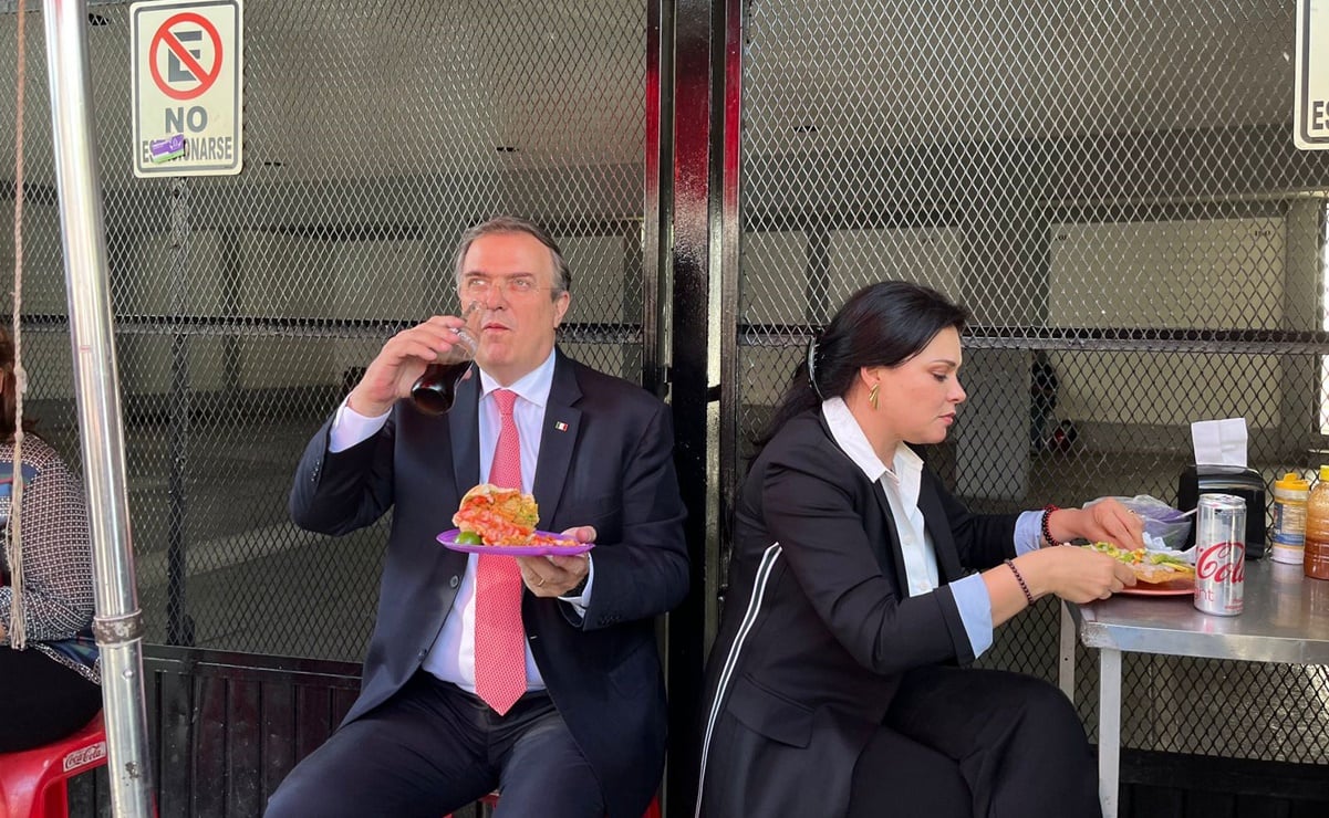 Captan a Ebrard y a su esposa comiendo "guacamayas" durante gira de trabajo en León