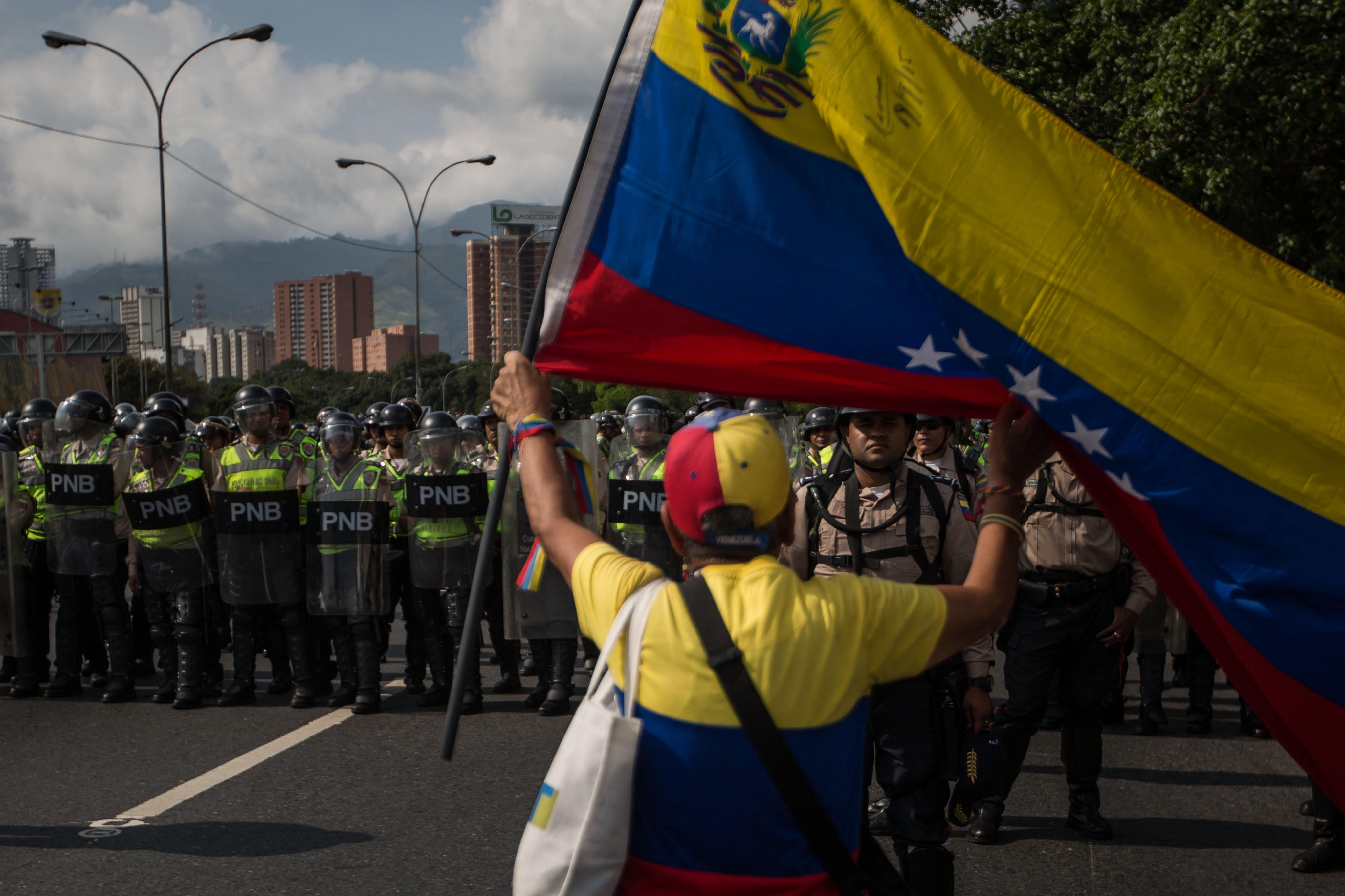 "¿Me vas a matar porque tengo hambre?", grita venezolano a policía