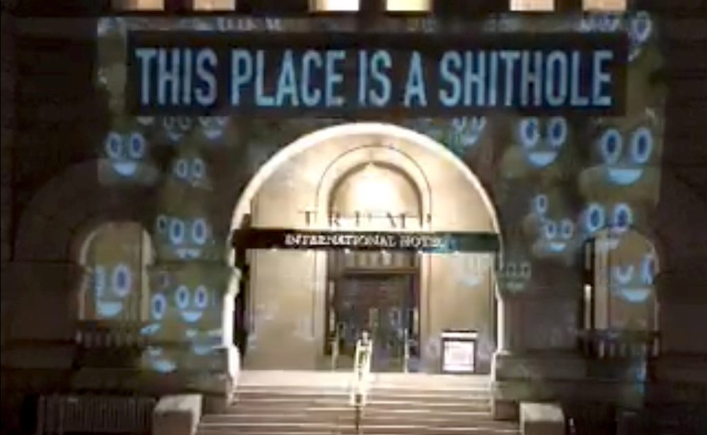 ​"Este lugar es una mierda", proyectan sobre hotel de Trump en EU