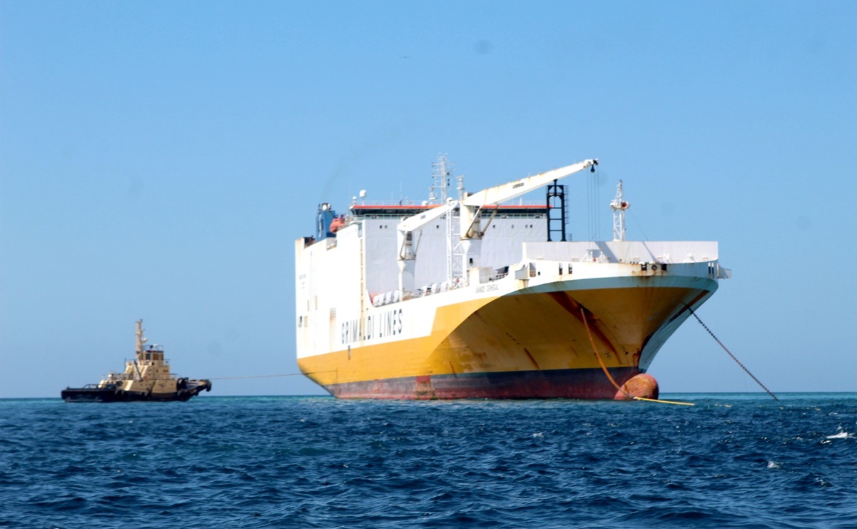 Remolcan buque encallado en Sisal, Yucatán; dañó casi 5 mil metros cuadrados del arrecife