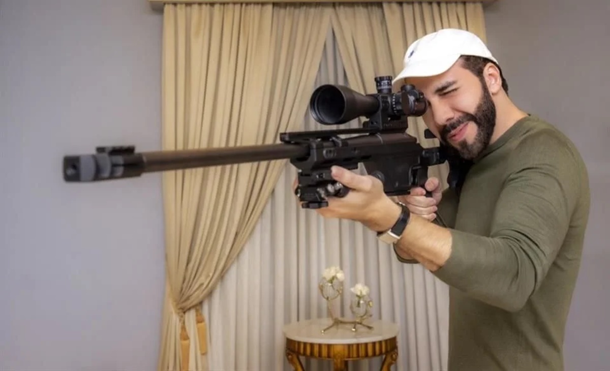 "Ya vino el nuevo armamento...": Nayib Bukele presume en redes sociales con arma larga
