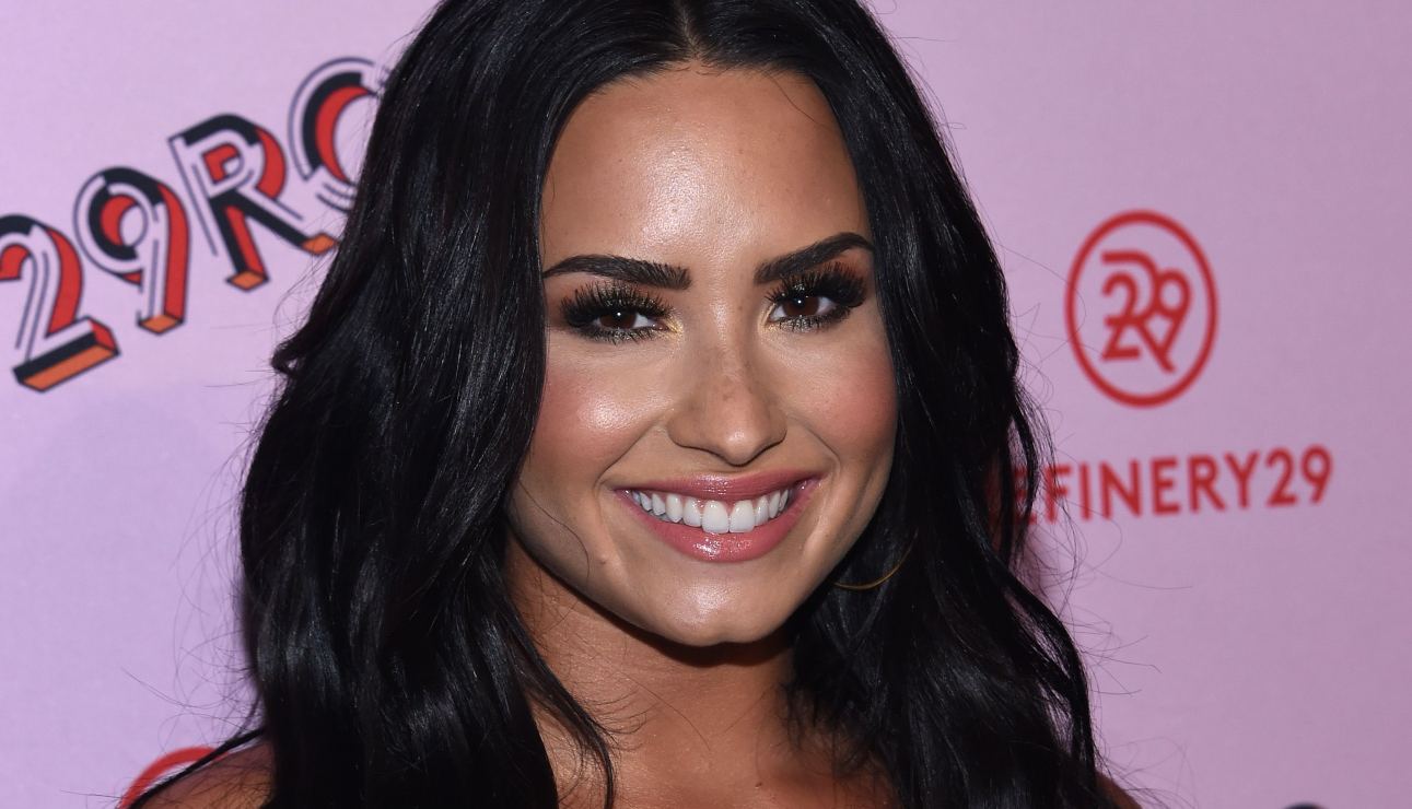 Demi Lovato luce underboob en un crop top extremo