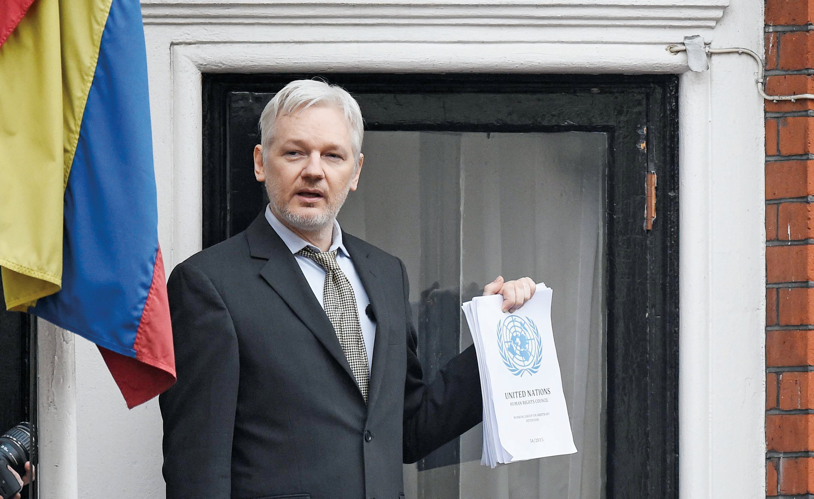 Assange publica contenido de interrogatorio en Londres