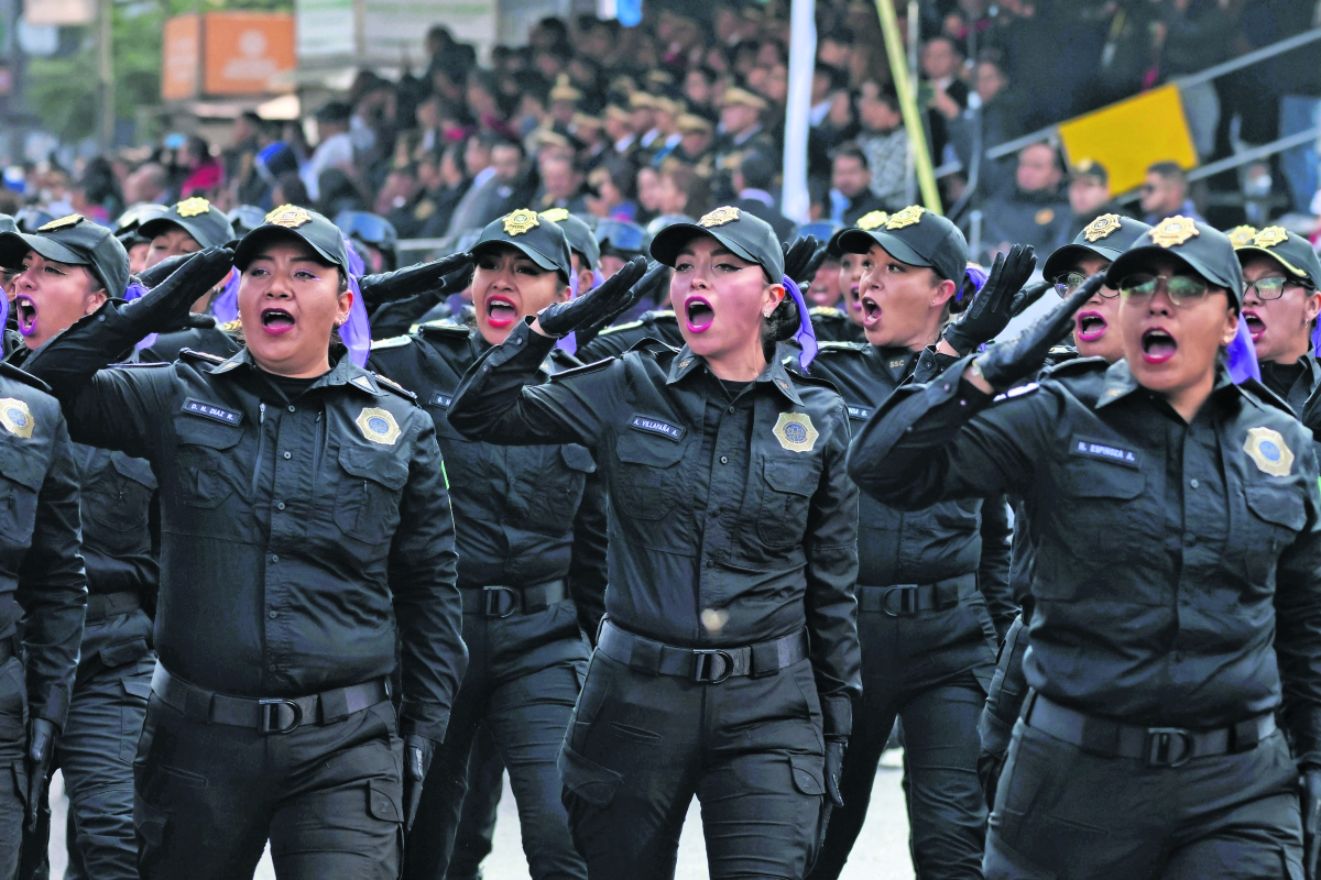 “Eres un orgullo para nosotros“, gritan a policía de agrupamiento Atenas