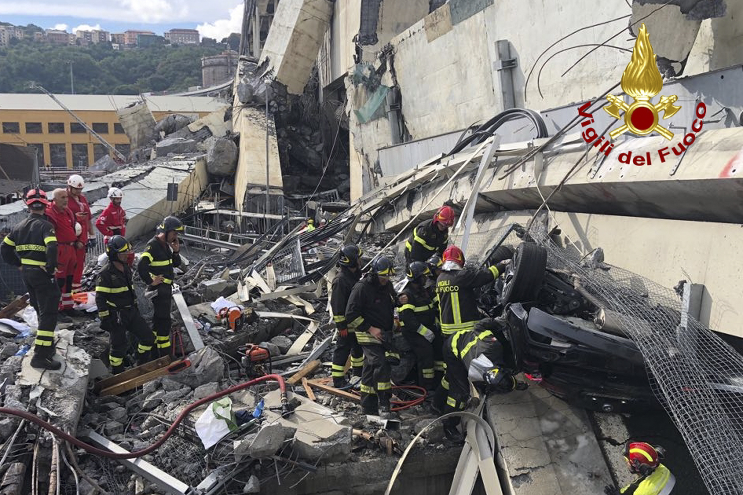 Sube a 30 la cifra de muertos por derrumbe de puente en Génova, Italia