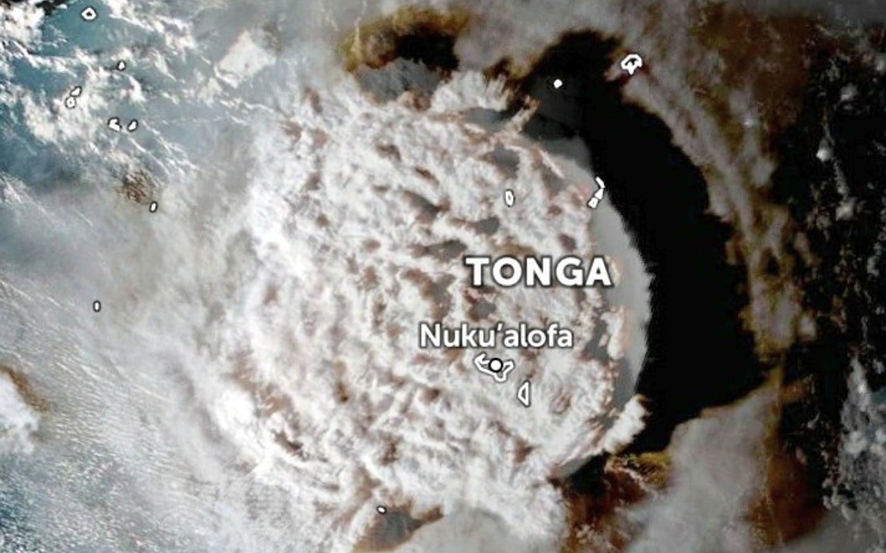 EU lanza aviso de tsunami tras erupción de volcán submarino en Tonga 